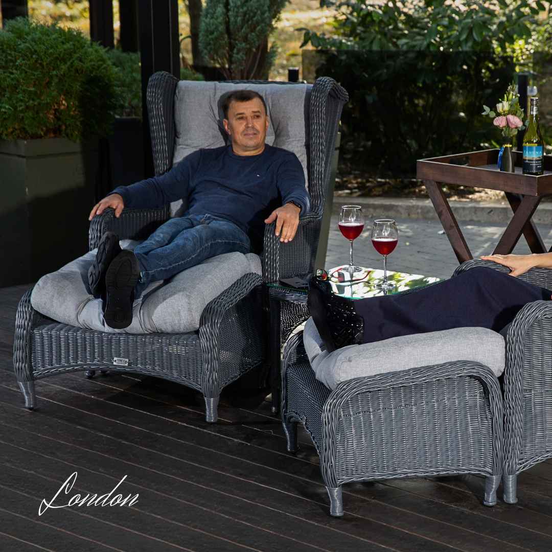 Zahradní sedací sestava LONDON LOUNGE Terico. Skládá se ze dvou velkých křesel, dvou podnožek a konferenčního stolku.